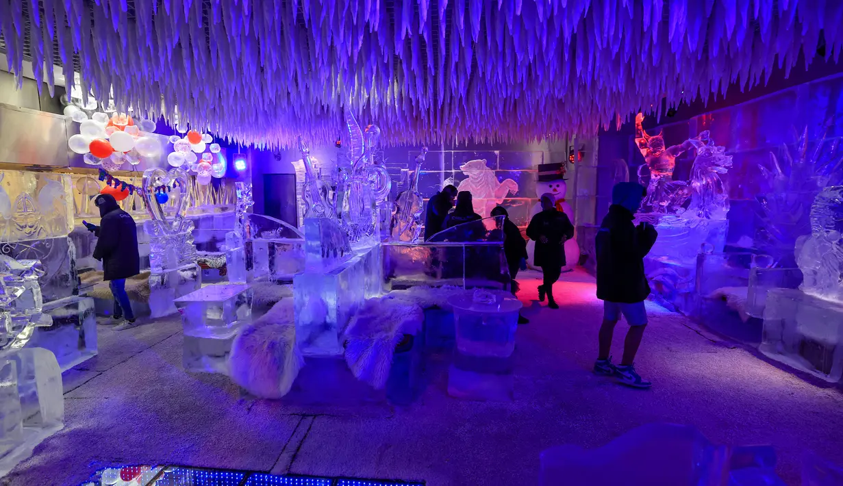 Bagi Anda yang mau merasakan suasana seperti di dalam freezer bisa datang ke ChillOut Ice Lounge. Di bar ini pengunjung bisa santai sambil merasakan dinginnya ruangan dari es yang sensasional. (KARIM SAHIB/AFP)