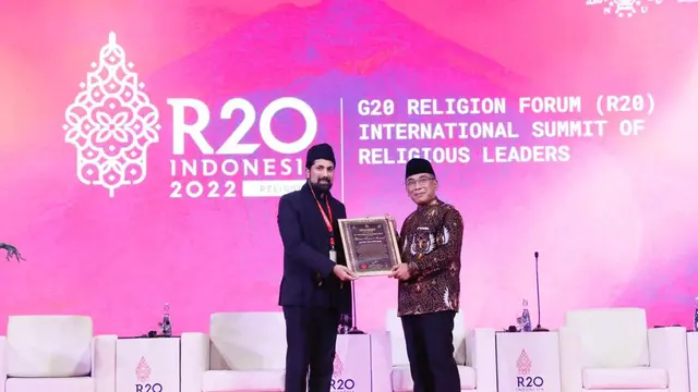 Ketua Umum Pengurus Besar Nahdlatul Ulama (PBNU) KH Yahya Cholil Staquf (Gus Yahya) menerima dua penghargaan sekaligus pada gelaran Forum Religion of Twenty (R20) International Summit of Religious Leaders 2022. (Foto; LTN PBNU)