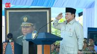 Presiden Prabowo Subianto bertindak sebagai Inspektur Upacara dalam Upacara Gelar Pasukan Operasional dan Kehormatan Militer, Minggu (10/8/2025). (Tangkapan Layar YouTube Sekretariat Presiden)