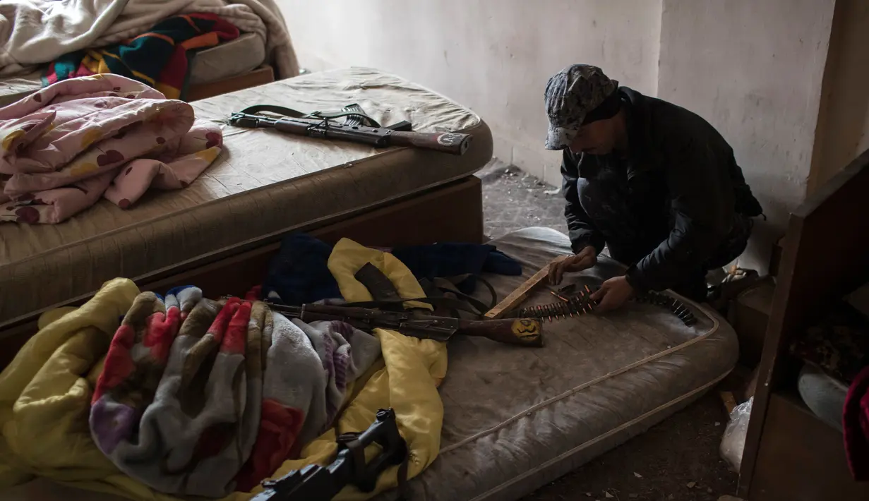 Polisi Irak mengisi amunisi senjatanya di sebuah ruangan saat bertempur melawan militan ISIS di barat Mosul, Irak, 16 Maret 2017. (AP Photo/Felipe Dana)