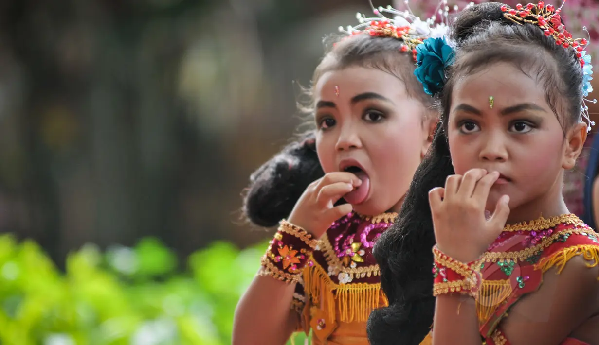 Sejumlah murid TK Sekolah Alternatif untuk Anak Jalanan (SAAJA) mengenakan pakaian adat di kawasan Kuningan, Jakarta, Selasa (21/4/2015). Kegiatan tersebut dalam rangka Hari Kartini yang diperingati setiap 21 April. (Liputan6.com/Faizal Fanani)