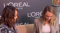 Melihat oleh-oleh batik Pekalongan yang dibawa Cinta Laura untuk Cara Delevingne (@claurakiehl)