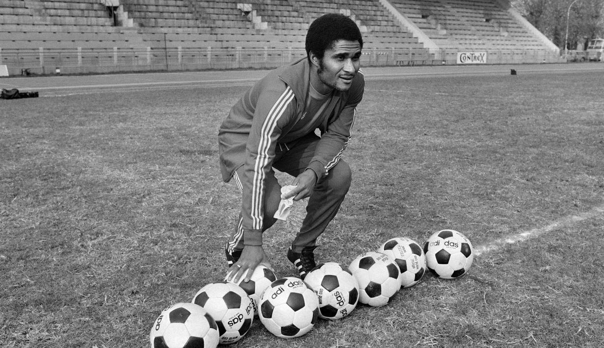 Eusebio. Eks striker Portugal yang wafat pada 5 Januari 2014 dalam usia 71 tahun ini menjadi pemain Portugal pertama yang berhasil mencetak hattrick di ajang Piala Dunia. Momen itu terjadi dalam debut Portugal di ajang Piala Dunia pada edisi 1966 di Inggris. Saat laga perempatfinal menghadapi Korea Utara (23/7/1966) Eusebio mencetak 4 gol dalam laga yang berakhir 5-3. Di akhir turnamen, Portugal pun dibawanya menduduki peringkat ketiga dan Eusebio sendiri dinobatkan sebagai top skor dengan 9 gol. (AFP/Staff)
