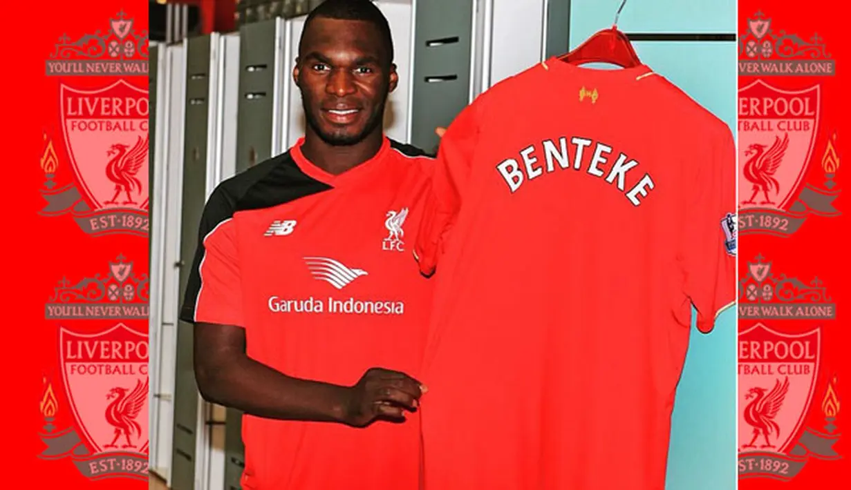 Benteke memamerkan kostum yang bertuliskan namanya saat sesi pemotretan.  sebelumnya ia telah bermain sebanyak 100 pertandingan untuk Villa, dan  mencetak 49 gol. Foto ini diambil dari media sosial Liverpoolfc pada (23/7/2015). (Instagram/Liverpoolfc)