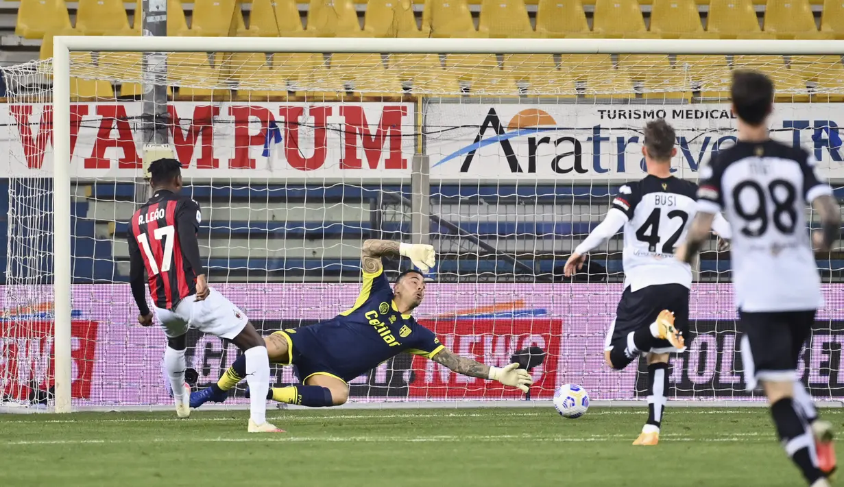 Striker AC Milan, Rafael Leao (kiri) melepaskan tendangan yang berbuah gol ketiga timnya ke gawang Parma dalam laga lanjutan Liga Italia 2020/2021 pekan ke-30 di Ennio-Tardini Stadium, Parma, Sabtu (10/4/2021). AC Milan menang 3-1 atas Parma. (LaPresse via AP/Spada)