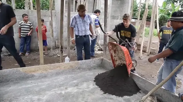 Bieber Jadi Kuli Bangunan