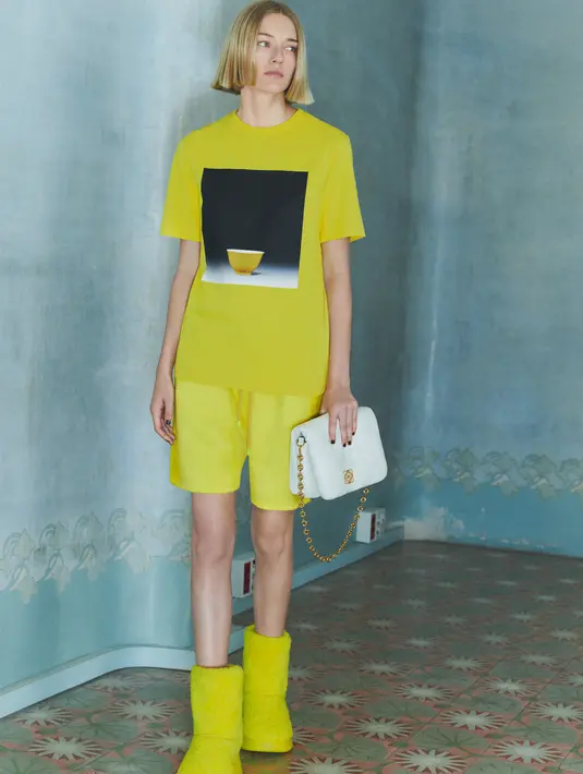 Berbagai serial gambar diam diambil di Mediterania. Kampanye ini menyatukan pilihan hadiah yang semarak dengan latar lingkungan yang mencolok. Foto: Document/LOEWE.