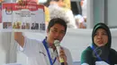 Seorang petugas menunjukan surat suara saat simulasi pemungutan dan penghitungan suara Pemilihan Gubernur, Bupati, serta Walikota di TPS Halaman Gedung KPU RI, Jakarta Pusat, Selasa (7/4/2015). (Liputan6.com/Herman Zakharia)