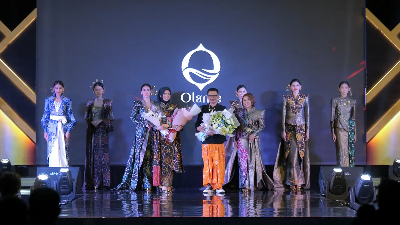 Cerita Keindahan Fashion Batik Taliabu dari Olanye by Eko Tjandra yang Memukau di Parade Wastra Nusantara 2024
