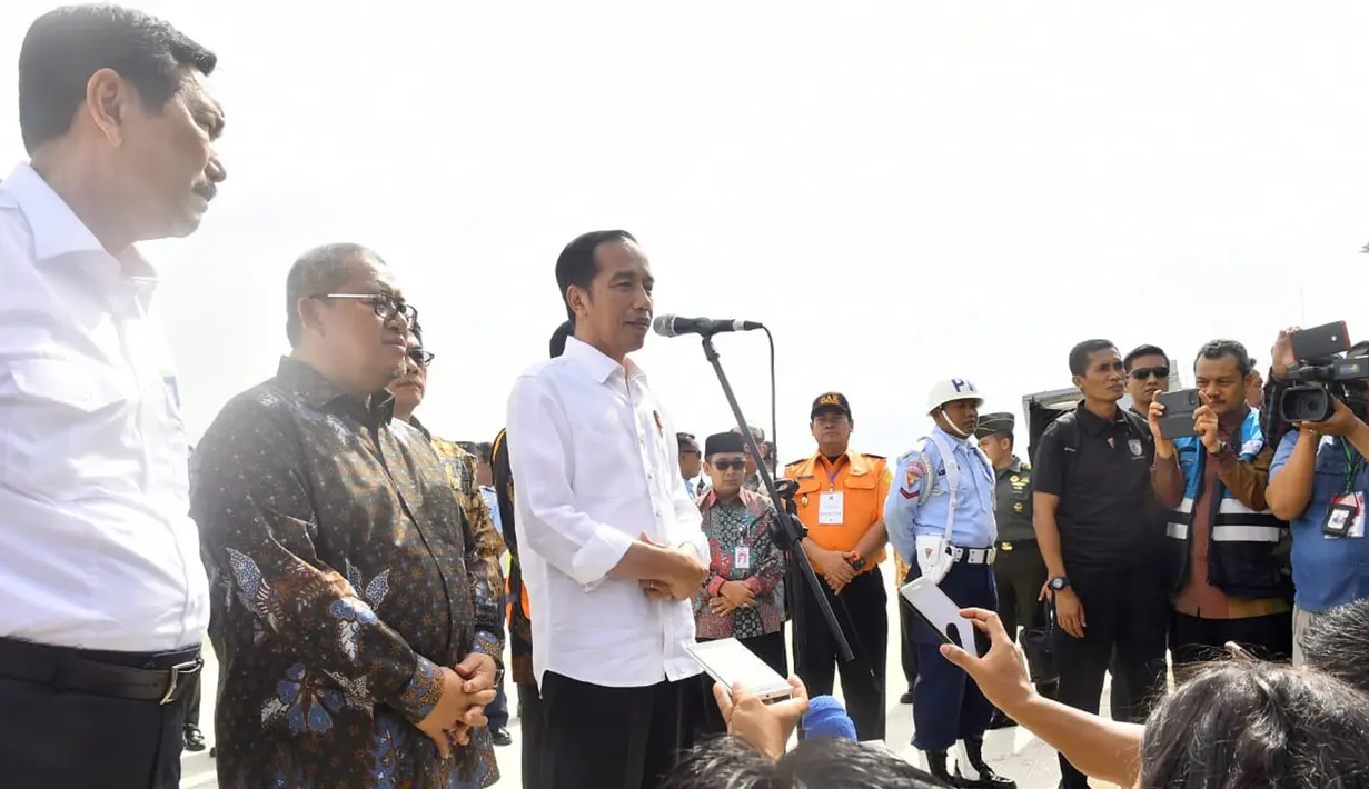 Presiden Jokowi memberikan sambutan setibanya di Bandara Internasional Jawa Barat (BIJB) Kertajati, Majalengka, Kamis (24/5). Pesawat kepresidenan resmi menjadi pesawat pertama yang mendarat Bandara Kertajati Majalengka. (Liputan6.com/Pool/Setpres)