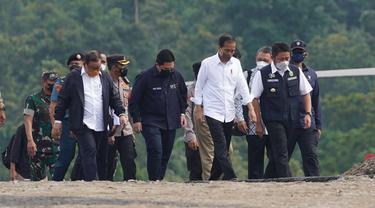 Menteri BUMN  Erick Thohir saat mendampingi Presiden Joko Widodo (Jokowi) melakukan groundbreaking proyek gasifikasi batu bara di Kabupaten Muara Enim, Sumatera Selatan, Senin (24/1/2022). Dok BUMN