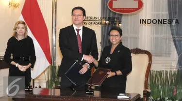 Menlu RI Retno Marsudi berjabat tangan dengan Menlu Bulgaria, Daniel Mitov, Jakarta, Rabu (30/3). Pertemuan membahas kerjasama dan perjanjian persetujuan bebas Visa bagi pemegang paspor Diplomatik dan dinas. (Liputan6.com/Helmi Afandi)