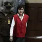 Jessica Kumala Wongso, tersangka pembunuhan Wayan Mirna Salihin, dikawal petugas menuju kursi pemeriksaan di ruang sidang PN Jakarta Pusat, Selasa (21/6). Sidang beragenda mendengarkan jawaban dari pihak Jaksa Penuntut Umum. (Liputan6.com/Faizal Fanani)