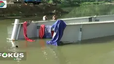 Untuk mengangkat dua cross girder dari kedalaman sungai, bukan perkara mudah mengingat cross girder yang jatuh beratnya mencapai 30 ton.