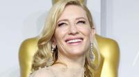 Banyak cara dilakukan seseorang untuk merayakan kemenangan. Seperti Cate Blanchett yang baru meraih Oscar, ia membuat tato. 