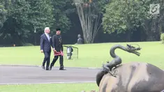 Presiden Joko Widodo berjalan mendampingi Raja Carl XVI Gustaf melintasi taman di halaman belakang Istana Bogor, Jawa Barat, Senin (22/5). (Liputan6.com/Angga Yuniar)