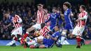 Pemain Chelsea, Cesar Azpilicueta terjatuh bersama pemain Stoke City, Bruno Martins Indi saat berebut bola pada laga Premier League di Stamford Bridge, (31//12/2016). Chelsea menang 4-2.   (Reuters/Eddie Keogh)