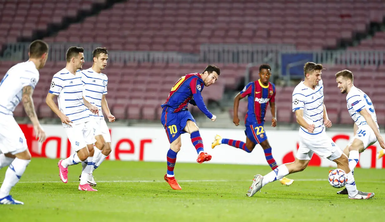 Pemain Barcelona Lionel Messi (tengah) melakukan tendangan saat menghadapi Dynamo Kyiv pada pertandingan Grup G Liga Champions di Camp Nou, Barcelona, Spanyol, Rabu (4/11/2020). Barcelona menang 2-1. (AP Photo/Joan Monfort)