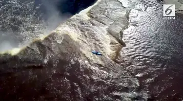 Kayaker Adrian Mattern terjun bebas dari air terjun setinggi 33 meter di Kanada.