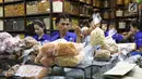  Pemilik toko kue kering mengaku hampir setiap tahun ketika menjelang Idul Fitri tokonya selalu ramai pembeli yang melonjak hingga 100 persen, Jakarta, Jumat (16/6). (Liputan6.com/Immanuel Antonius)