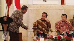 Presiden Joko Widodo (Jokowi) bersama Wakil Presiden Jusuf Kalla bersiap menggelar Sidang Kabinet Paripurna di Istana Negara, Jakarta Pusat, Rabu (15/3). Sidang kabinet ini dihadiri para menteri Kabinet Kerja. (Liputan6.com/Angga Yuniar)