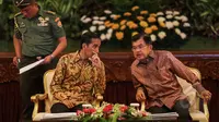 Presiden Joko Widodo didampingi Wakil Presiden Jusuf Kalla memimpin Sidang Kabinet Paripurna di Istana Negara, Jakarta, Senin (13/4/2015). Agenda tersebut membahas RKP 2016 dan pengarahan kepada menteri kabinet kerja. (Liputan6.com/Faizal Fanani)