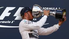 Pebalap Mercedes, Lewis Hamilton, merayakan kemenangan dalam F1 GP Jepang di Sirkuit Suzuka, Jepang, Minggu (27/9/2015). (Reuters/Thomas Peter)