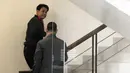 Anggota DPR RI Aziz Syamsuddin menaiki tangga menuju ruang pemeriksaan di gedung KPK, Jakarta, Selasa (28/8). Aziz diperiksa pendalaman kasus mafia anggaran untuk tersangka anggota DPR RI Komisi XI dari Demokrat Amin Santono. (Merdeka.com/Dwi Narwoko)