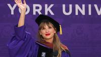 Penyanyi Taylor Swift menyampaikan pidato pada upacara pembukaan New York University untuk angkatan 2022 di Yankee Stadium, New York, Amerika Serikat, 18 Mei 2022. (Dia Dipasupil/Getty Images/AFP)