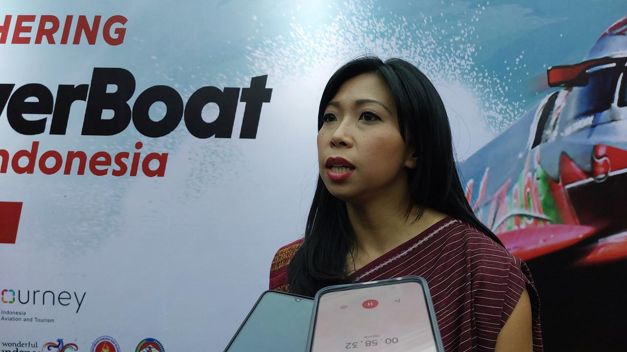 Direktur Pemasaran dan Program Pariwisata InJourney Maya Watono menjelaskan mengenai ajang kejuaraan balap perahu motor atau F1H2O di Danau Toba, Sumatera Utara. (Dok InJourney)