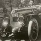 Florence Lawrence saat mengendarai mobil di tahun 1912