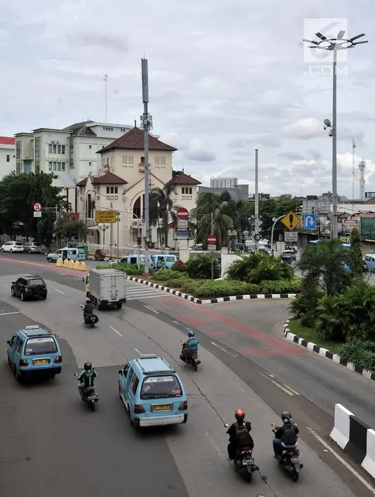 Arus lalu lintas di kawasan Gunung Antang arah Stasiun Jatinegara, Jakarta Timur, Rabu (21/3).  Wali Kota Jakarta Timur  telah menyiapkan anggaran sebesar Rp 527 juta untuk menata kawasan Segitiga Jatinegara. (Merdeka.com/Iqbal S. Nugroho)
