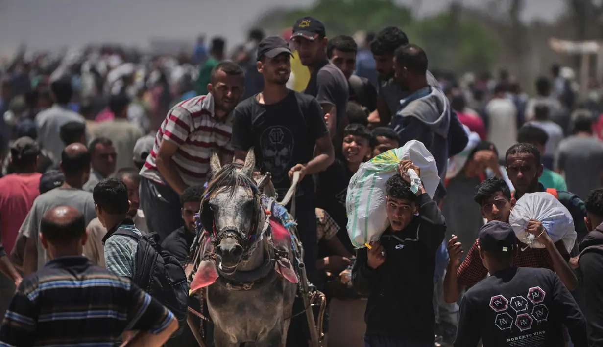 Badan Perserikatan Bangsa Bangsa untuk Pengungsi Palestina (UNRWA) melaporkan bahwa warga sipil di Jalur Gaza menjadi sasaran serangan pasukan Israel saat berupaya mendapatkan makanan di pusat distribusi bantuan Rafah. (AP Photo/Abdel Kareem Hana)