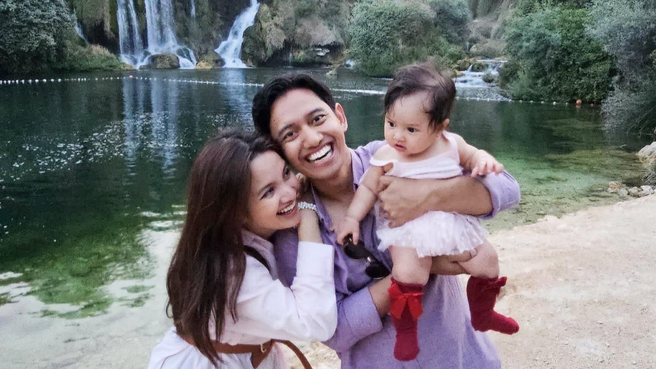 Potret Baby Launa Anak Sabrina Anggraini & Belva Devara Liburan di Bosnia-Herzegovina
