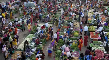 Pembeli membeli produk di pasar terbuka di Ahmedabad, India, pada 3 Maret 2022. Perlahan tapi pasti, kehidupan di Asia Selatan kembali normal, dan orang-orang berharap yang terburuk dari pandemi COVID-19 ada di belakang mereka. (AP Photo/Ajit Solanki)