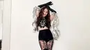 Lewat unggahan Instagram terbarunya, Ayu Ting Ting mengenakan gaun pendek yang disebut netizen vulgar. Namun gaun hitam dengan rumbai-rumbai ini menjadi ciri khas idol K-pop Korea yang jadi inspirasi wanita 31 tahun itu. (Liputan6.com/IG/ayutingting92)