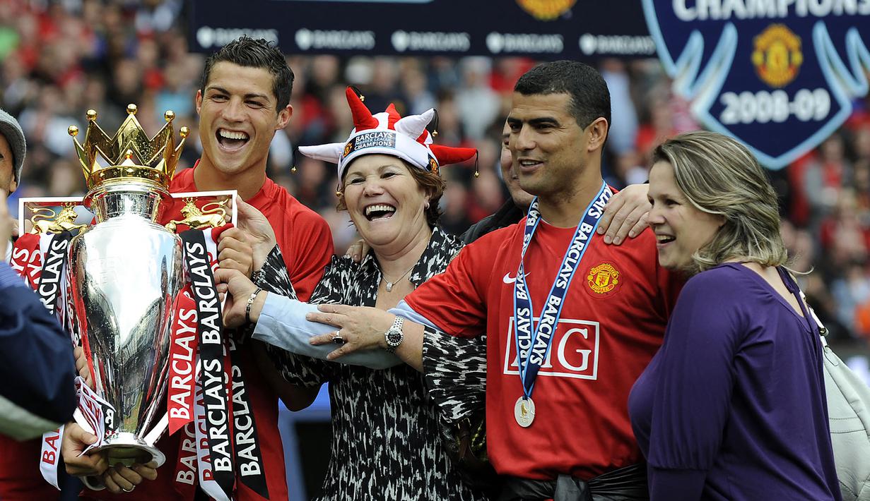 Trofi Liga Inggris pertama. Cristiano Ronaldo meraih trofi Liga Inggris pertama bersama Manchester United di musim ketiganya, yaitu 2006/2007. Total ia merah 3 trofi Liga Inggris selama berseragam Setan Merah. (Foto: AFP/Adrian Dennis)