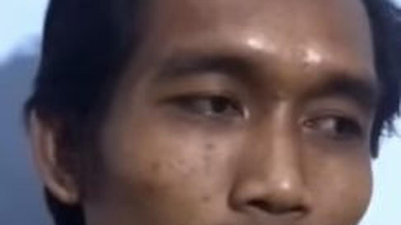 “Ada di sana (Bandung), sama Pegi, kakak. Pegi itu kakak. (Nama saya) Robi Setiawan,” tutur dia.<br>
