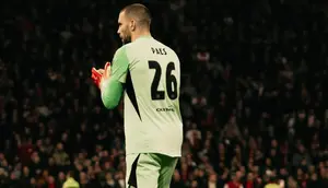 Ikut Rombongan Ajax ke Markas Shelbourne, Maarten Paes Kembali Jadi Starter?