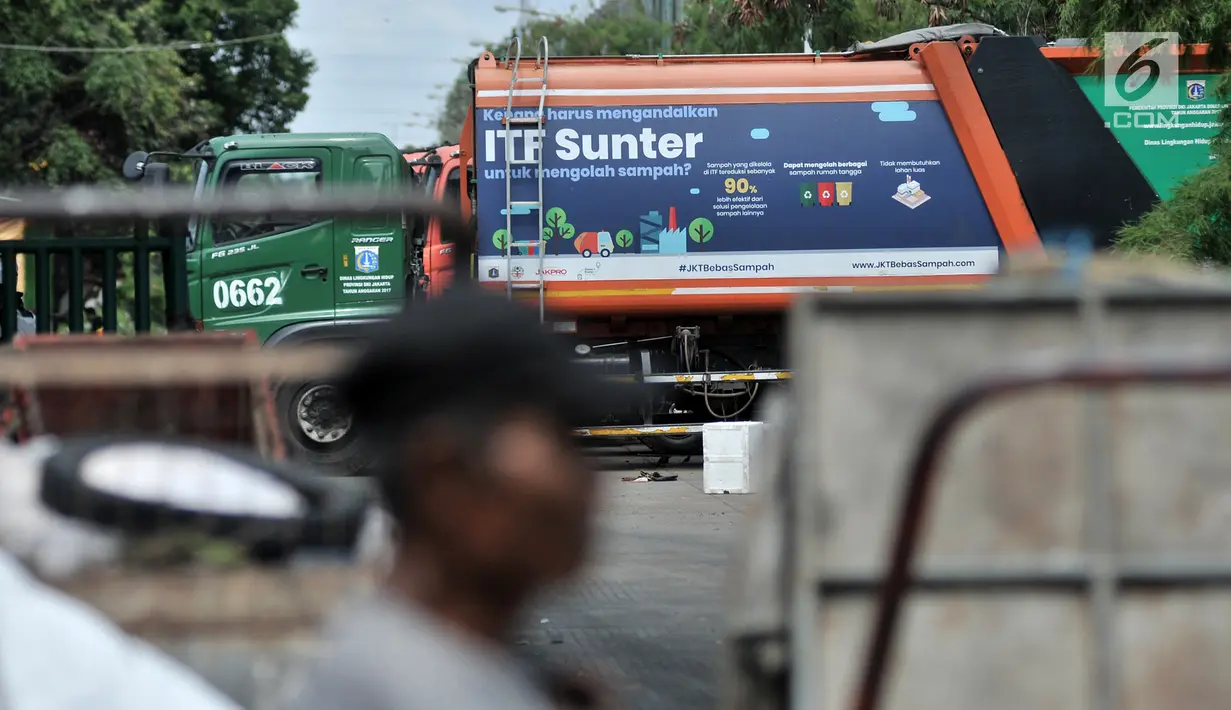 Truk pengangkut sampah terparkir di proyek Intermediate Treatment Facility (ITF) Sunter, Jakarta, Selasa (12/2). Mangkraknya proyek ITF Sunter menyebabkan pengolahan sampah dilakukan di sekitar permukiman warga. (Merdeka.com/Iqbal Nugroho)