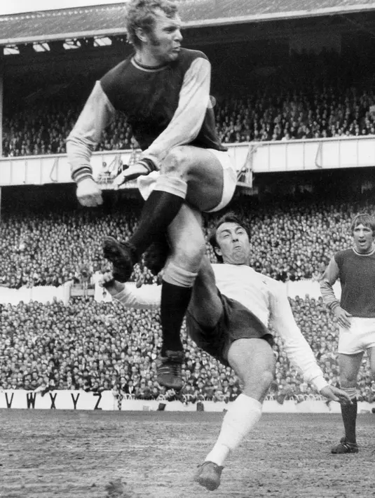 8. Bobby Moore (West Ham United) - The Hammers memensiunkan nomor punggung enam pada tahun 2008. Nomor tersebut adalah milik legenda sekaligus kapten tersukses yang telah mempersembahkan trofi untuk klub dan Piala Dunia untuk Inggris. (AFP/Stringer)