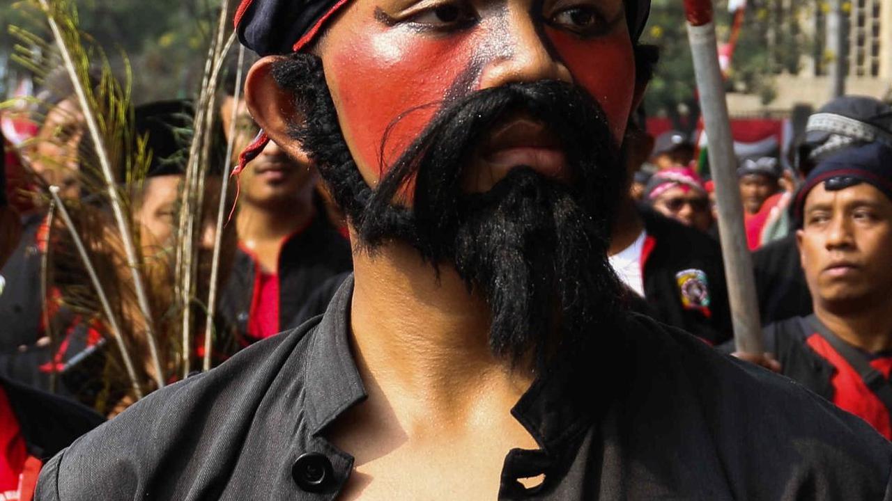 Selain itu, ada Warok yang merupakan karakter warga Ponorogo. Dalam Reog Ponorogo, warok adalah peraga dari kesenian reog yang tak dapat terpisahkan.