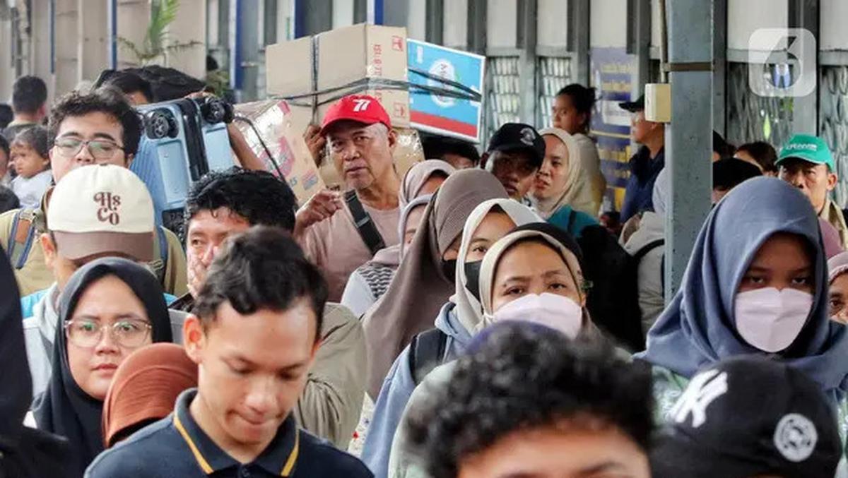 Arus Balik Lebaran 2025, Pemudik Pengguna KAJJ Padati Stasiun Pasar Senen Jakarta