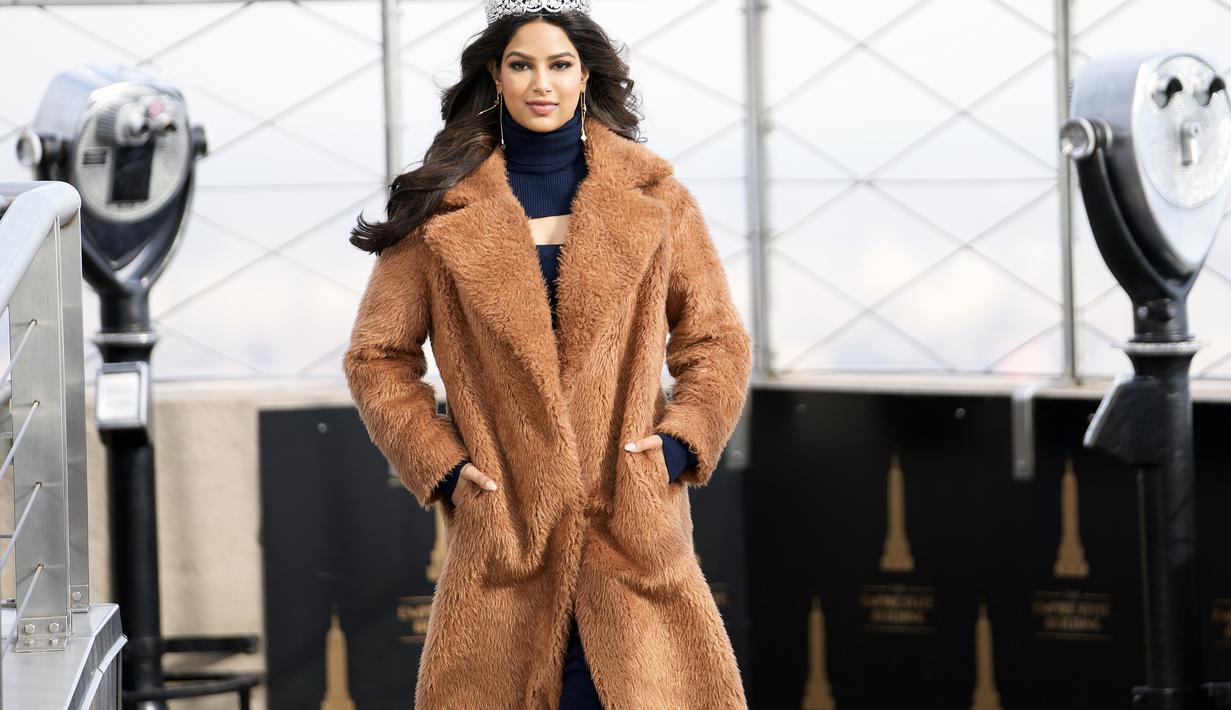 Miss Universe yang baru dinobatkan, Harnaaz Sandhu dari India mengunjungi Empire State Building di New York (12/1/2022). (Photo by Charles Sykes/Invision/AP)