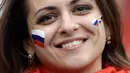 Suporter wanita tersenyum sebelum pertandingan grup A Piala Dunia 2018 antara Rusia dan Arab Saudi di stadion Luzhniki di Moskow, (14/6). Dalam pertandingan ini, Rusia menang 5-0 atas Arab Saudi. (AP Photo/ Matthias Schrader)