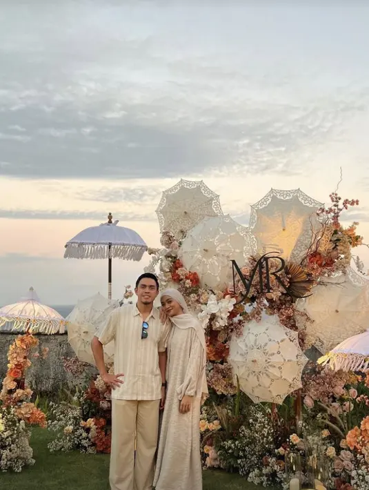 Ayudia juga terlihat begitu modest dengan dress panjang yang begitu sederhana berpadu hijab pashmina yang senada.  [Foto: Instagram/ aaliyah Massaid]