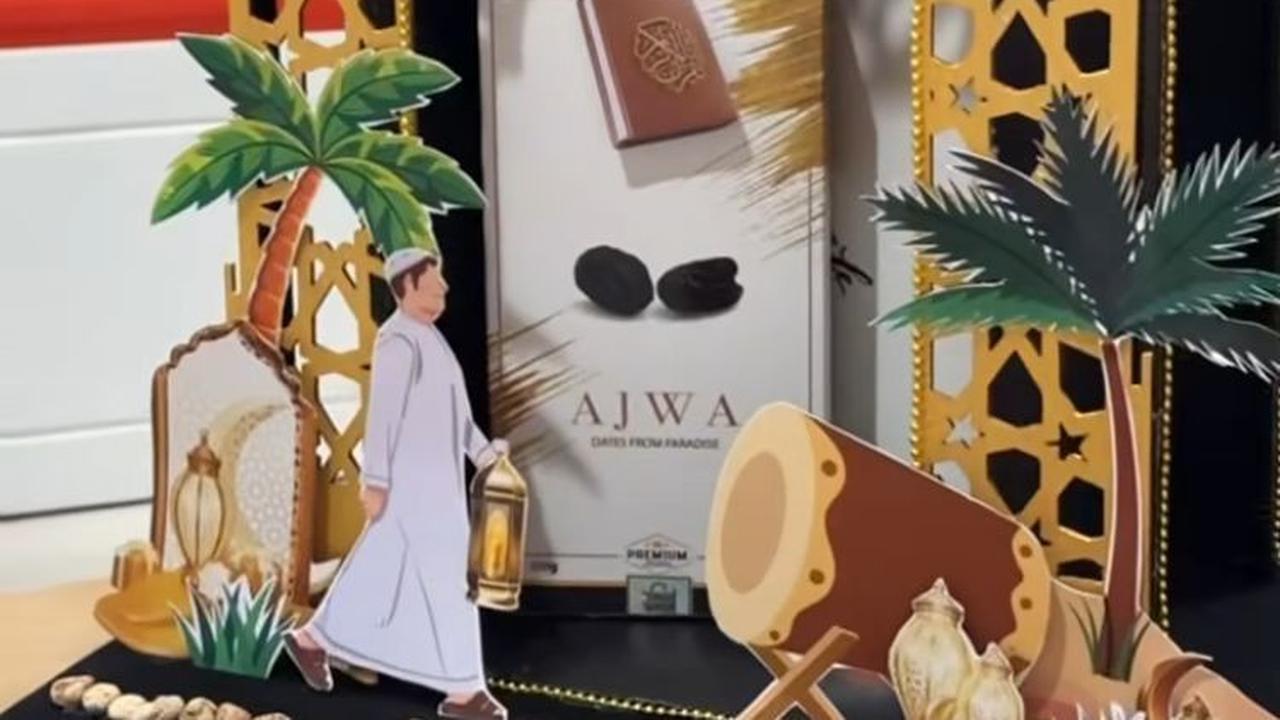 Selanjutnya ada hampers dari Irfan Hakim. Memakai  box cantik berbentuk masjid, isi hampers Irfan ini adalah kurma.