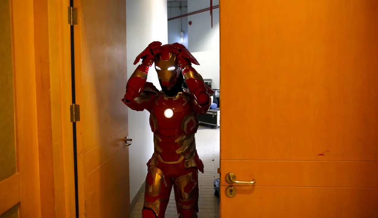 Penggemar berpakaian seperti karakter Iron Man bersiap di belakang panggung sebelum konferensi pers Bangkok Entertainment Week 2016 di Bangkok Art and Culture Centre (BACC), Thailand, Kamis (21/4/2016). (REUTERS/Athit Perawongmetha)