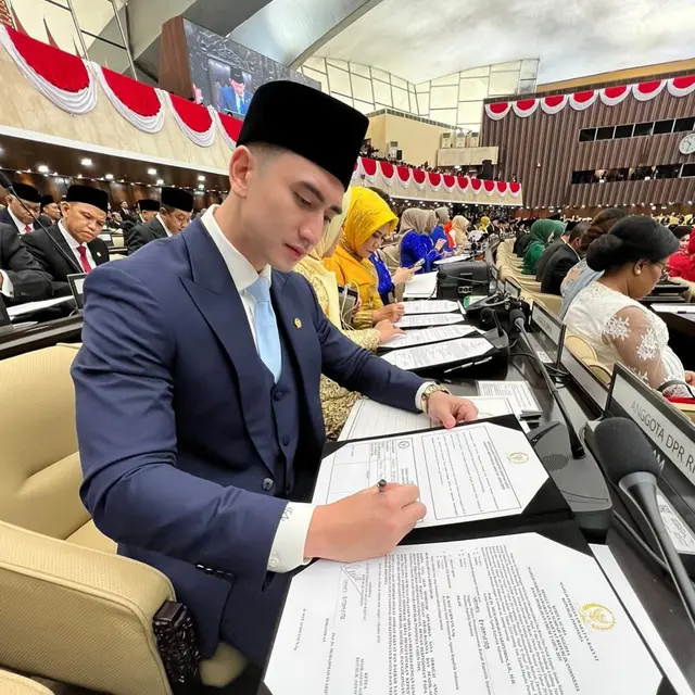 6 Potret Verrell Bramasta di Komisi X DPR RI, Public Speaking ketika Rapat Dipuji