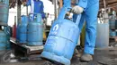 Petugas memperlihatkan tabung gas di Terminal pengisian Gas Pertamina, Jakarta, Selasa (5/1/2016). PT Pertamina (Persero) menurunkan harga elpiji 12 kilogram (kg) dari Rp 134.600 menjadi Rp 129.000 per tabung. (Liputan6.com/Angga Yuniar)